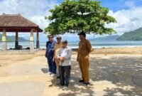 Komisi II DPRD Trenggalek meninjau kawasan Goa Lowo dan Pantai Prigi di Kecamatan Watulimo untuk melihat kondisi lapangan jelang rencana pembangunan sektor wisata. Dalam kunjungan tersebut, pedagang mengeluhkan jumlah pengunjung yang terus menurun dan berdampak pada pendapatan usaha mereka. Selasa (19/5/2026).