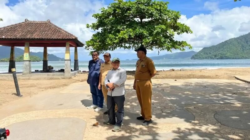 Komisi II DPRD Trenggalek meninjau kawasan Goa Lowo dan Pantai Prigi di Kecamatan Watulimo untuk melihat kondisi lapangan jelang rencana pembangunan sektor wisata. Dalam kunjungan tersebut, pedagang mengeluhkan jumlah pengunjung yang terus menurun dan berdampak pada pendapatan usaha mereka. Selasa (19/5/2026).