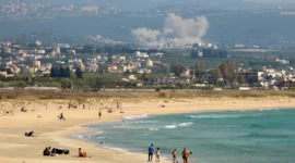 Asap mengepul dari wilayah Lebanon selatan usai serangan udara Israel di tengah situasi gencatan senjata yang masih rapuh. (Foto Aljazera)