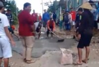Kondisi jalan rusak di wilayah Blitar Selatan yang diperbaiki warga secara swadaya.