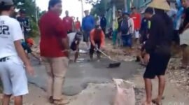 Kondisi jalan rusak di wilayah Blitar Selatan yang diperbaiki warga secara swadaya.