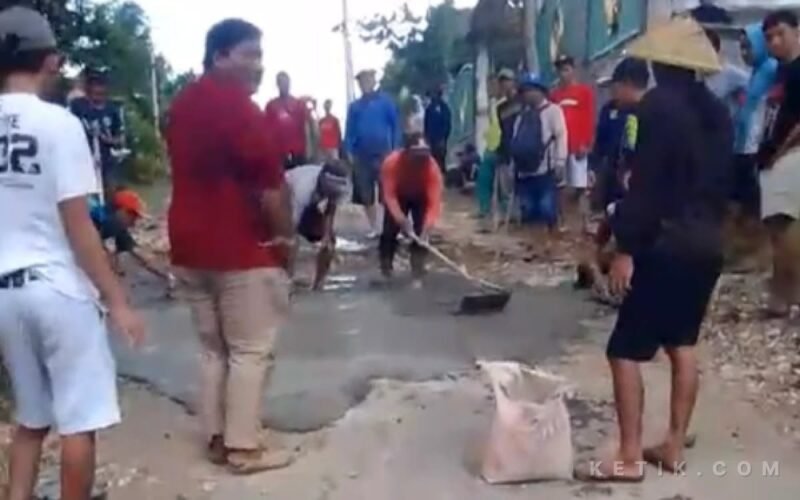 Kondisi jalan rusak di wilayah Blitar Selatan yang diperbaiki warga secara swadaya.