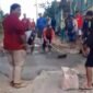 Kondisi jalan rusak di wilayah Blitar Selatan yang diperbaiki warga secara swadaya.
