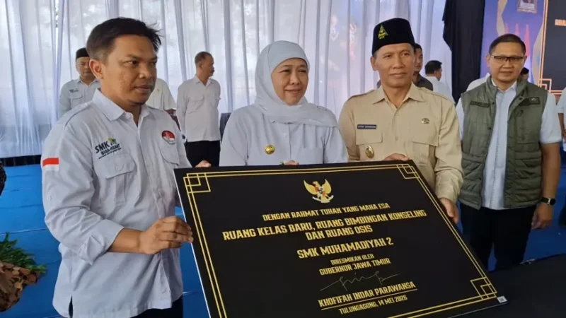 Gubernur Jawa Timur Khofifah Indar Parawansa meresmikan revitalisasi dan rehabilitasi bangunan sekolah di SMKN 1 Tulungagung, Kamis (14/5/2026).