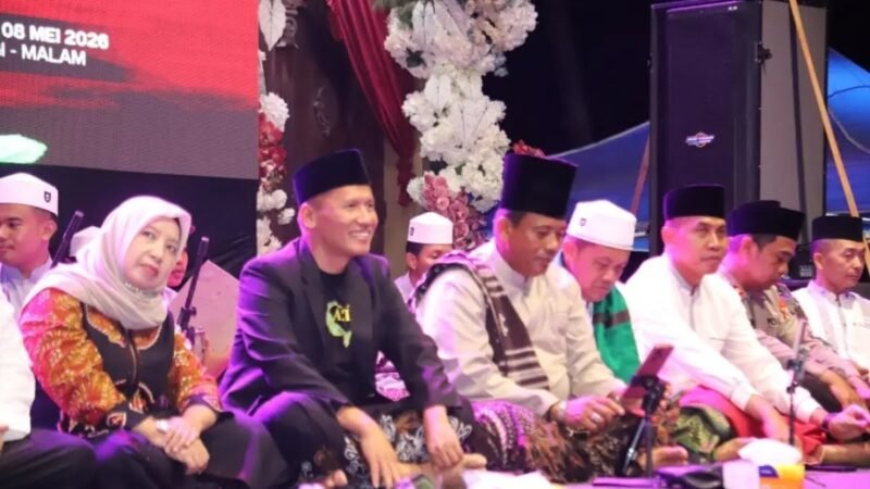 Plt Bupati Tulungagung Ahmad Baharudin menghadiri rangkaian tradisi Labuh Sembonyo di Pantai Sine, Kalidawir, sebagai bentuk dukungan terhadap pelestarian budaya pesisir dan penguatan wisata daerah.