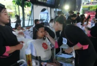 Siswa SMKN 1 Pogalan menampilkan hasil karya tata rias dalam Uji Kompetensi Kejuruan program Tata Kecantikan Kulit dan Rambut.