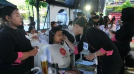 Siswa SMKN 1 Pogalan menampilkan hasil karya tata rias dalam Uji Kompetensi Kejuruan program Tata Kecantikan Kulit dan Rambut.
