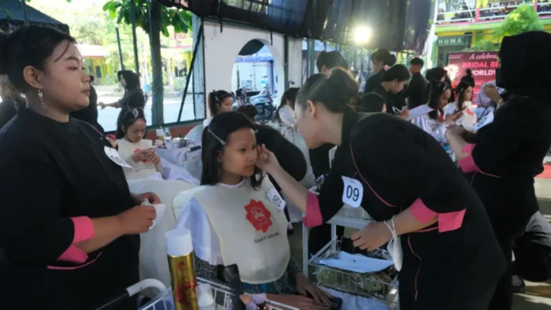 Siswa SMKN 1 Pogalan menampilkan hasil karya tata rias dalam Uji Kompetensi Kejuruan program Tata Kecantikan Kulit dan Rambut.