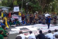Ketua DPRD Tulungagung Marsono menerima dan menampung 13 poin aspirasi yang disampaikan Aliansi Mahasiswa Tulungagung