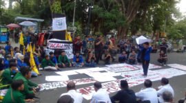 Ketua DPRD Tulungagung Marsono menerima dan menampung 13 poin aspirasi yang disampaikan Aliansi Mahasiswa Tulungagung