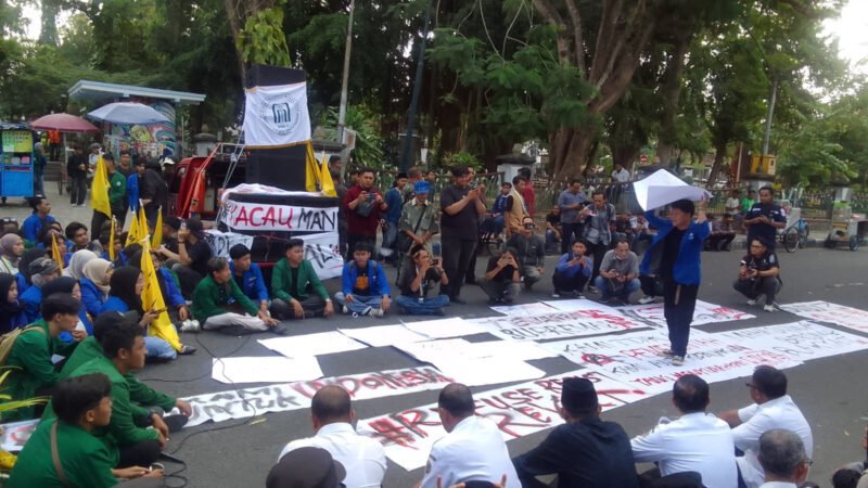 Ketua DPRD Tulungagung Marsono menerima dan menampung 13 poin aspirasi yang disampaikan Aliansi Mahasiswa Tulungagung