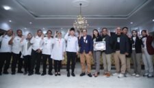 Bupati Trenggalek Mochamad Nur Arifin menerima CSR Bank Jatim berupa Floor Projector Highlight yang dipasang di kawasan Alun-Alun Trenggalek.