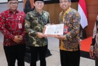 Bupati Trenggalek Mochamad Nur Arifin menyerahkan SK pensiun kepada Sekda Edy Soepriyanto