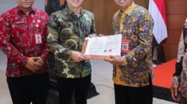 Bupati Trenggalek Mochamad Nur Arifin menyerahkan SK pensiun kepada Sekda Edy Soepriyanto