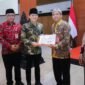 Bupati Trenggalek Mochamad Nur Arifin menyerahkan SK pensiun kepada Sekda Edy Soepriyanto