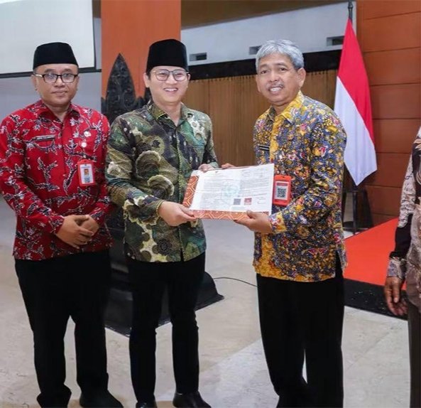 Bupati Trenggalek Mochamad Nur Arifin menyerahkan SK pensiun kepada Sekda Edy Soepriyanto