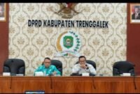 Ketua Pansus II DPRD Trenggalek Mugianto saat memimpin pembahasan Raperda Pemberdayaan, Pengembangan, dan Perlindungan Koperasi serta Usaha Mikro di Aula DPRD Trenggalek