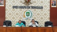 Ketua Pansus II DPRD Trenggalek Mugianto saat memimpin pembahasan Raperda Pemberdayaan, Pengembangan, dan Perlindungan Koperasi serta Usaha Mikro di Aula DPRD Trenggalek