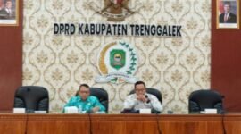 Ketua Pansus II DPRD Trenggalek Mugianto saat memimpin pembahasan Raperda Pemberdayaan, Pengembangan, dan Perlindungan Koperasi serta Usaha Mikro di Aula DPRD Trenggalek