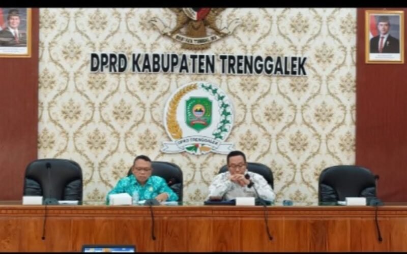 Ketua Pansus II DPRD Trenggalek Mugianto saat memimpin pembahasan Raperda Pemberdayaan, Pengembangan, dan Perlindungan Koperasi serta Usaha Mikro di Aula DPRD Trenggalek
