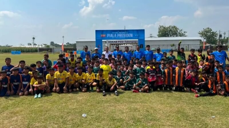 Plt Bupati Tulungagung Ahmad Baharudin membuka Festival Grassroots Piala Presiden 2026 di Lapangan Desa Ngujang
