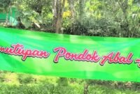 Foto: Puluhan warga yang mengatasnamakan Kelompok Tani Mandiri membentangkan spanduk bertuliskan