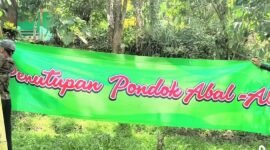 Foto: Puluhan warga yang mengatasnamakan Kelompok Tani Mandiri membentangkan spanduk bertuliskan 