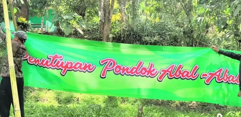 Foto: Puluhan warga yang mengatasnamakan Kelompok Tani Mandiri membentangkan spanduk bertuliskan 