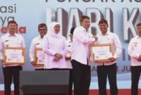 Plt Bupati Tulungagung Ahmad Baharudin menerima penghargaan 