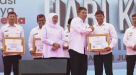 Plt Bupati Tulungagung Ahmad Baharudin menerima penghargaan 