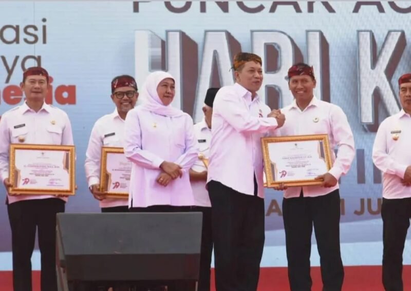 Plt Bupati Tulungagung Ahmad Baharudin menerima penghargaan