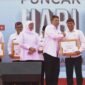 Plt Bupati Tulungagung Ahmad Baharudin menerima penghargaan 