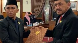 Foto : Wahyu Pratama Alamsyah (kiri) dan Ketua DPRD kabupaten Marsono 
