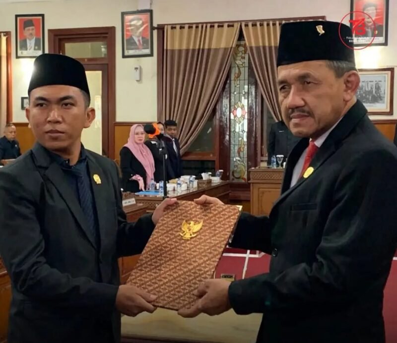 Foto : Wahyu Pratama Alamsyah (kiri) dan Ketua DPRD kabupaten Marsono
