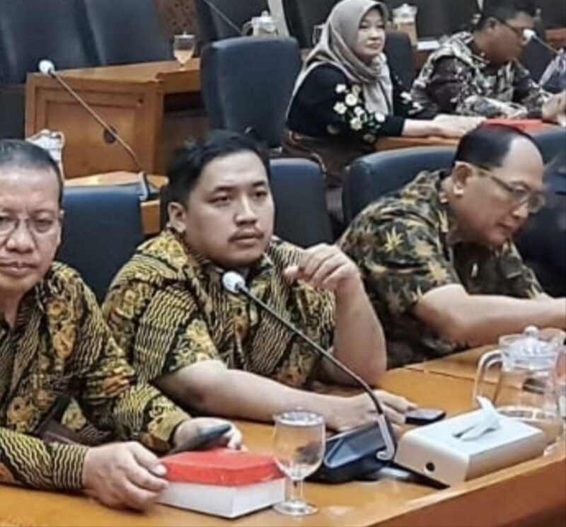 Foto : Anggota DPRD Tulungagung Fraksi PDI Perjuangan, Dio Jordy Alvian, menyampaikan aspirasi masyarakat terkait pelayanan BPJS Kesehatan kepada Komisi IX DPR RI