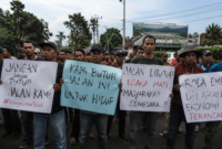 Ilustrasi Warga Tolak Penutupan Jalur Mobil di Bendungan Lohor 