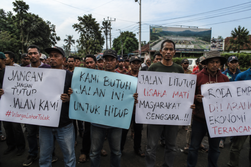 Ilustrasi Warga Tolak Penutupan Jalur Mobil di Bendungan Lohor